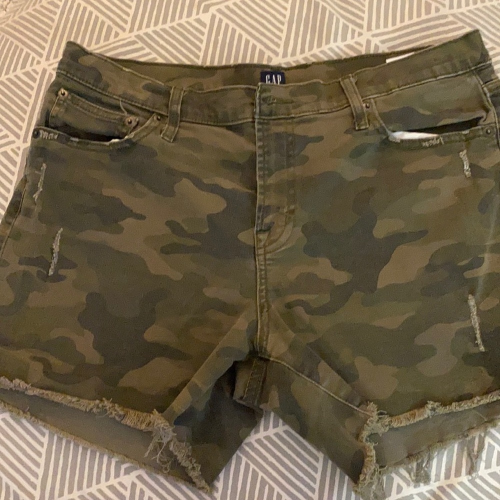 Gap army green camouflage cut off shorts